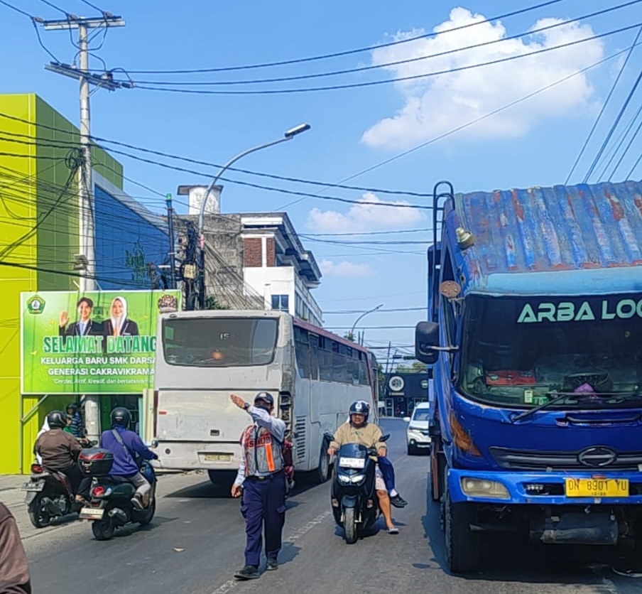 Dishub Gresik Siaga Penuh di Awal Pekan: Urai Truk Mogok Cerme, Penyekatan 29 Armada Sidayu, hingga 25 Kendaraan Lulus Uji KIR