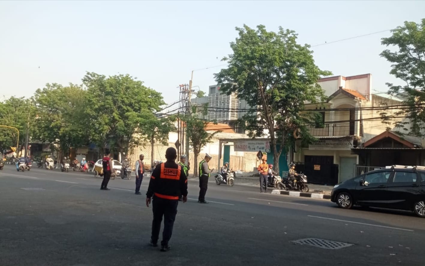 Tutup Pekan dengan Aksi Nyata: Dishub Gresik Padukan Giat Jumat Bersih, Sterilisasi Tol, dan Layanan Kelaikan